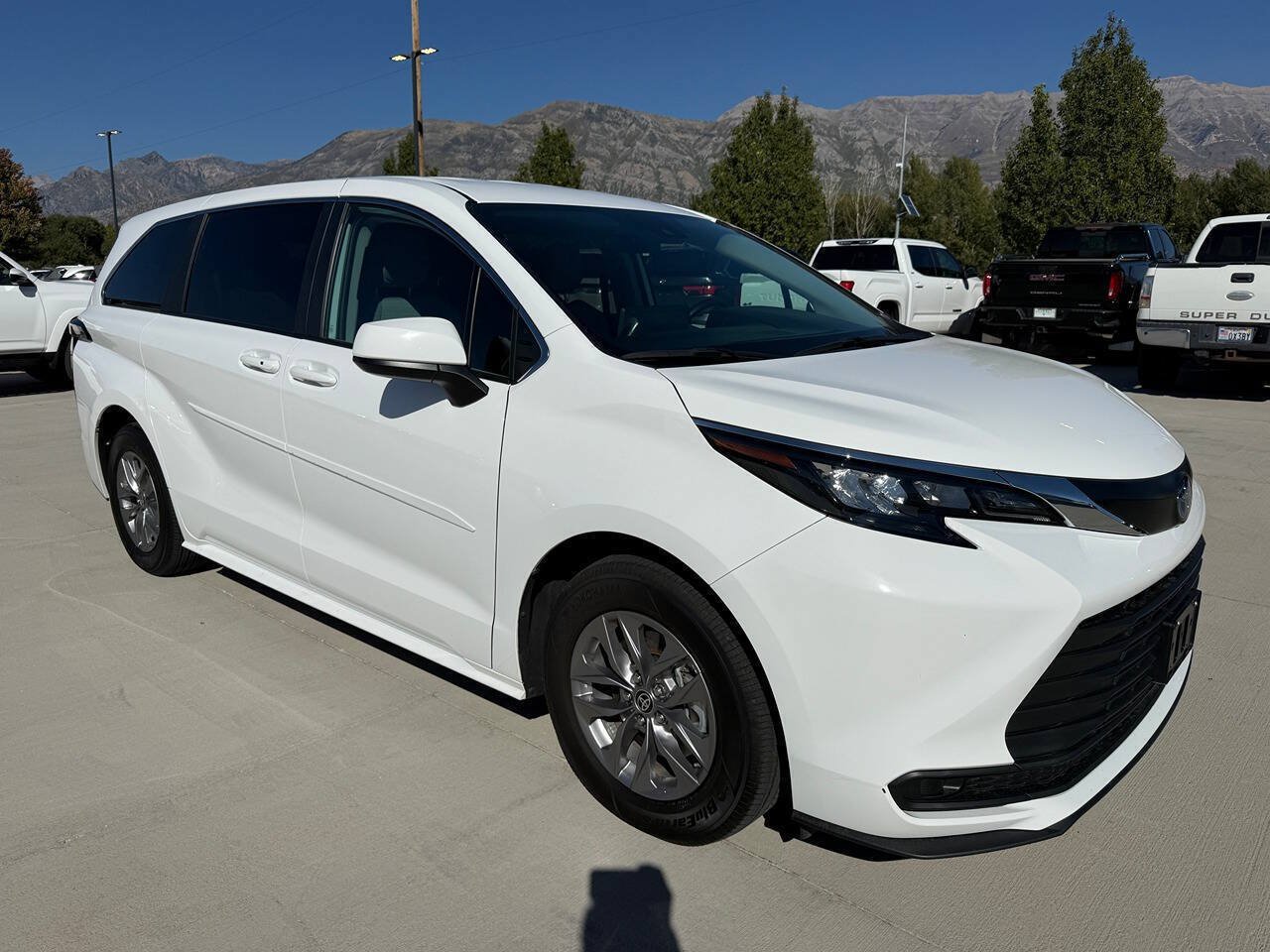 Used 2024 Toyota Sienna LE AWD/4WD image 1