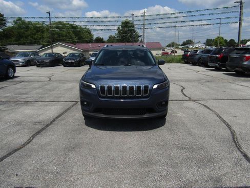 Used 2019 Jeep Cherokee Latitude Plus w/ Comfort/Convenience Group AWD/4WD image 2