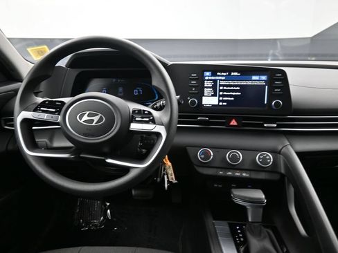 Certified 2025 Hyundai Elantra SE w/ Cargo Package FWD image 19