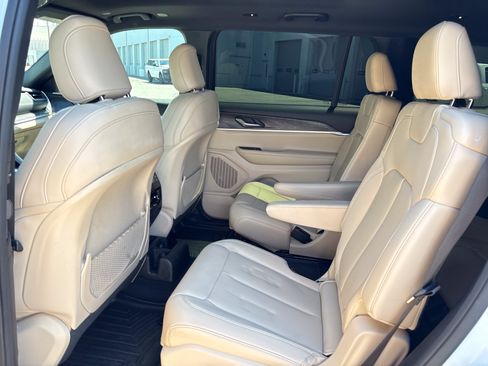 Used 2024 Jeep Grand Cherokee L Limited AWD/4WD image 34