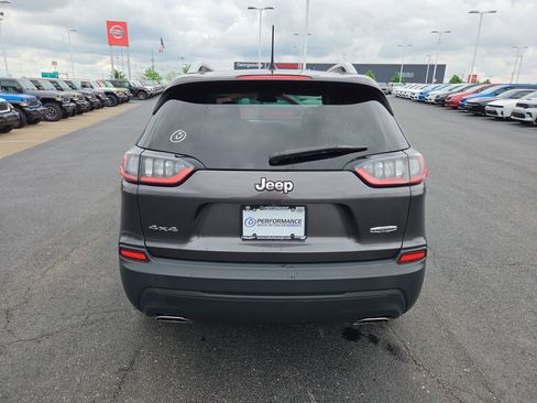 Used 2019 Jeep Cherokee Latitude Plus w/ Cold Weather Group AWD/4WD image 6