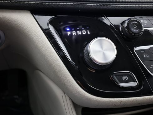 Used 2022 Chrysler Pacifica Limited image 6