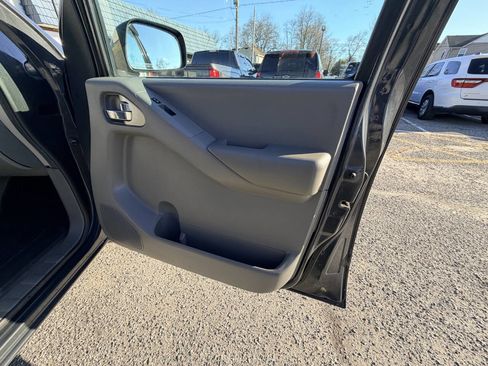 Used 2012 Nissan Frontier SV image 38
