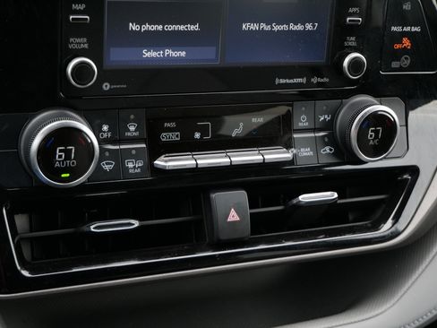 Used 2022 Toyota Highlander LE AWD/4WD image 23