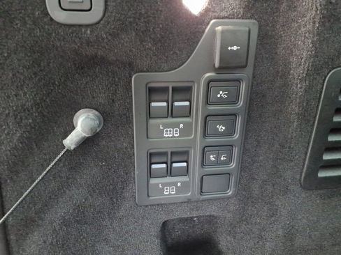 Certified 2024 Land Rover Discovery Dynamic SE image 13