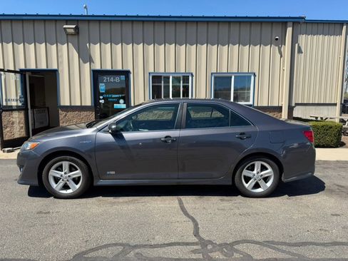 Used 2014 Toyota Camry SE w/ Moonroof Package FWD image 4