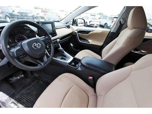 Used 2019 Toyota RAV4 LE w/ All Weather Liner Package FWD image 31