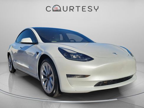 Used 2023 Tesla Model 3 Standard Range image 2