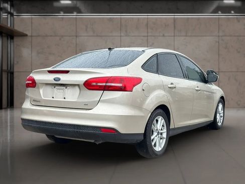 Used 2017 Ford Focus SE FWD image 2