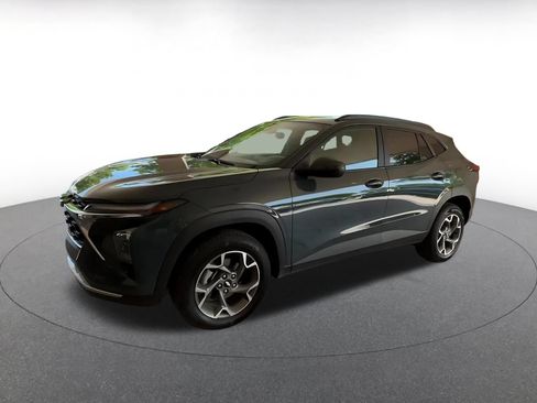 Used 2025 Chevrolet Trax LT FWD image 8