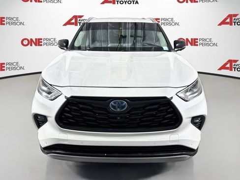 Used 2023 Toyota Highlander Platinum FWD image 2