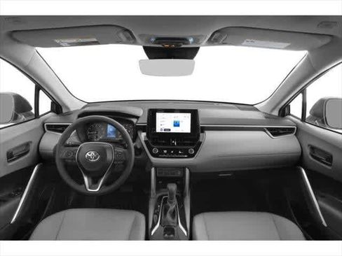 Used 2025 Toyota Corolla Cross LE image 5