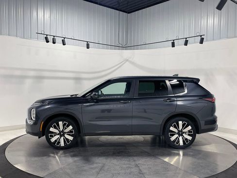 Used 2025 Mitsubishi Outlander AWD image 16