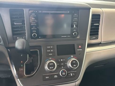 Used 2018 Toyota Sienna LE FWD image 10