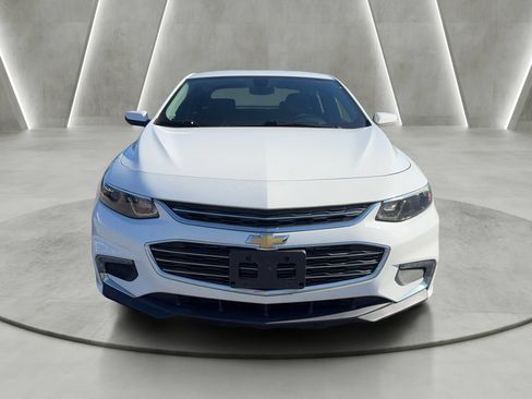 Used 2017 Chevrolet Malibu LT w/ Leather Package FWD image 2