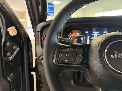 Used 2026 Jeep Wrangler Unlimited Rubicon AWD/4WD image 17