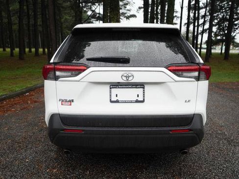 Used 2019 Toyota RAV4 LE image 4