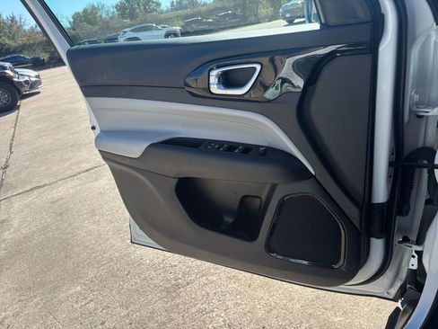 Used 2025 Jeep Compass Limited image 18