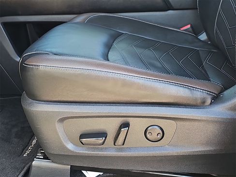 Used 2023 Nissan Pathfinder Platinum image 29