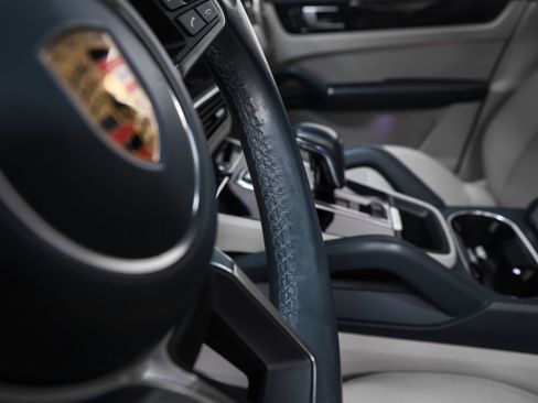 Certified 2023 Porsche Cayenne AWD/4WD image 32