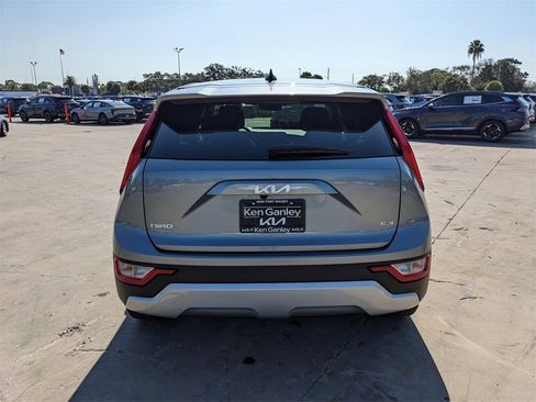 Certified 2025 Kia Niro LX image 8