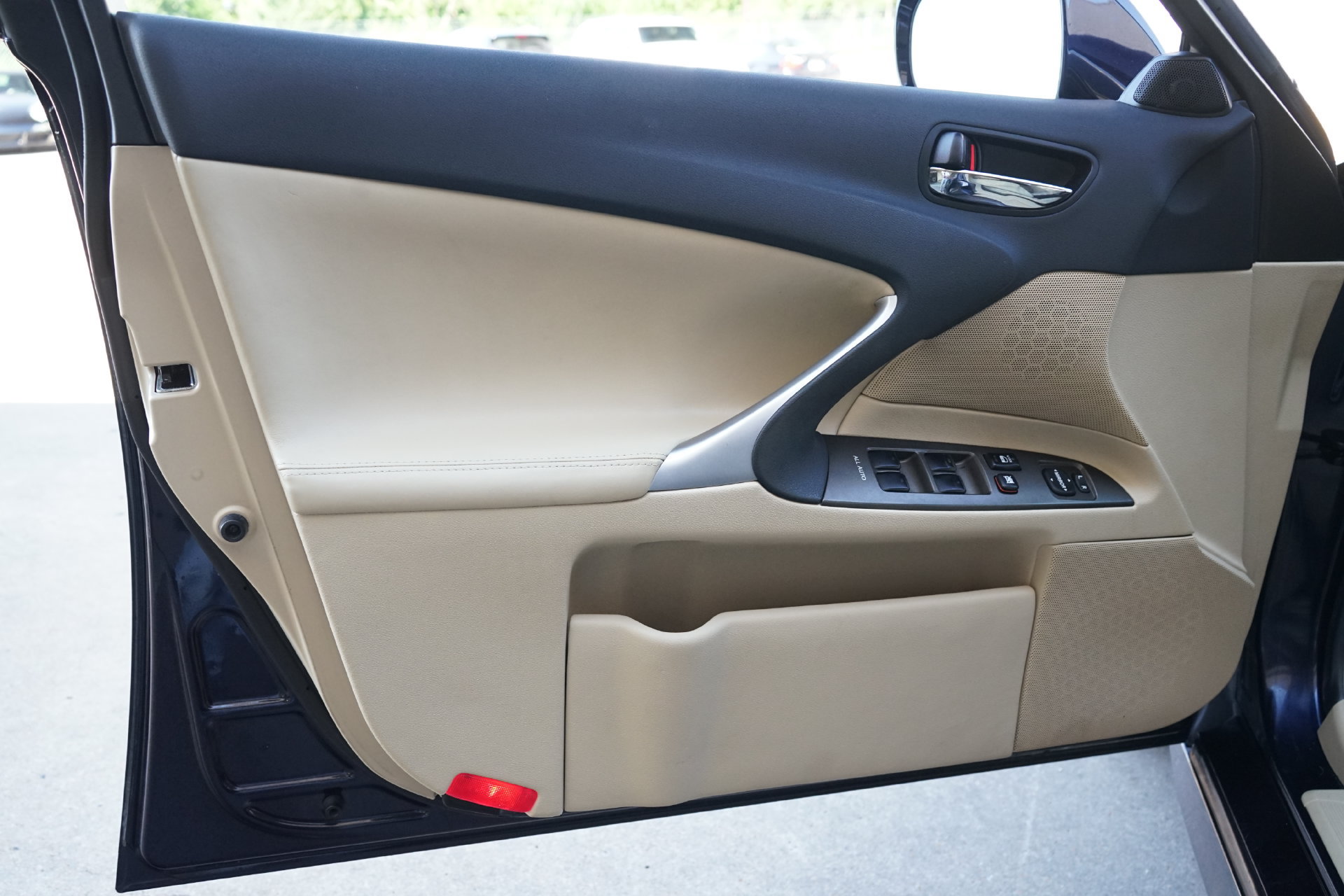 Used 2008 Lexus IS 250 w/ Preferred Accessory Pkg RWD image 2