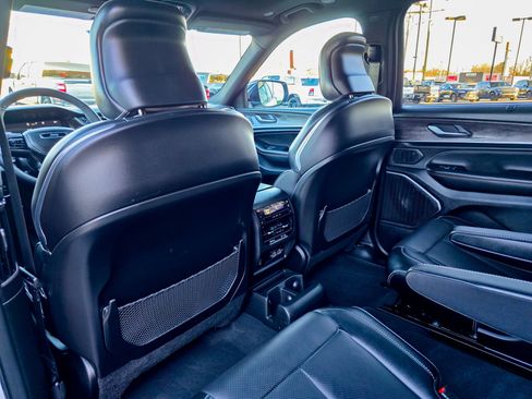 Used 2025 Jeep Grand Cherokee L Overland w/ Luxury Tech Group IV image 37