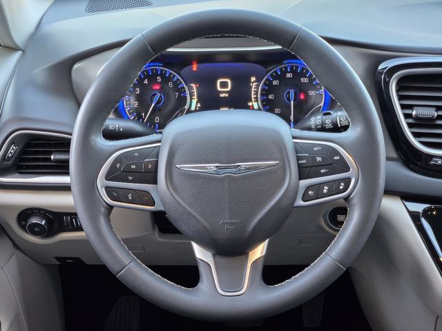 Certified 2023 Chrysler Pacifica Touring-L FWD image 26