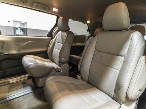 Used 2017 Toyota Sienna XLE w/ XLE Navigation Package AWD/4WD image 31