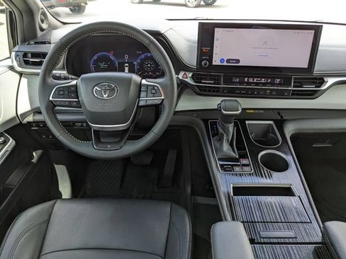 Used 2025 Toyota Sienna XSE w/ XSE Plus Package FWD image 16