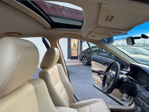 Used 2011 Honda Crosstour EX image 17