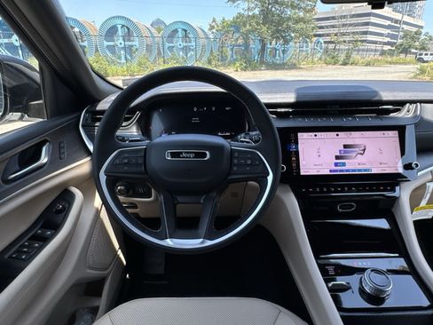 New 2026 Jeep Grand Cherokee Limited w/ Luxury Tech Group II AWD/4WD image 16