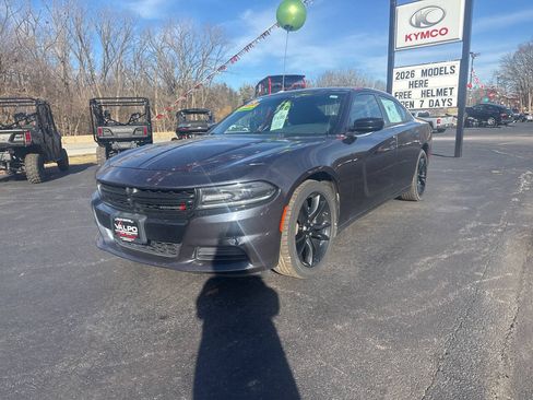 Used 2018 Dodge Charger SXT w/ Blacktop Package RWD image 5
