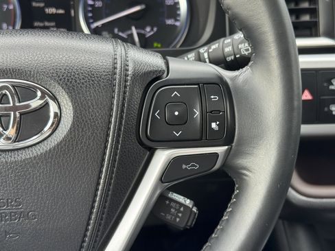 Used 2015 Toyota Highlander Limited w/ Driver Technology Package image 28