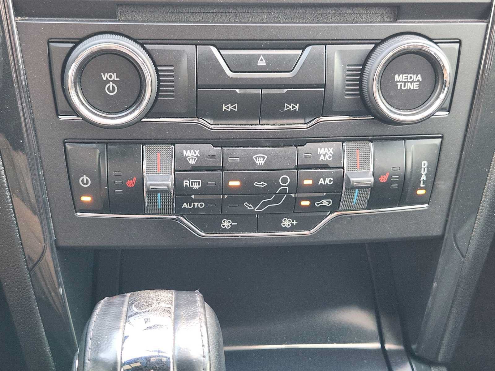 Used 2018 Ford Explorer XLT w/ Equipment Group 202A FWD image 18