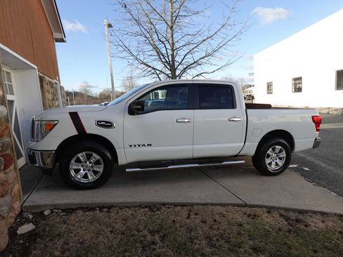 Used 2017 Nissan Titan SV image 4