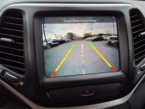 Used 2017 Jeep Cherokee Limited image 24