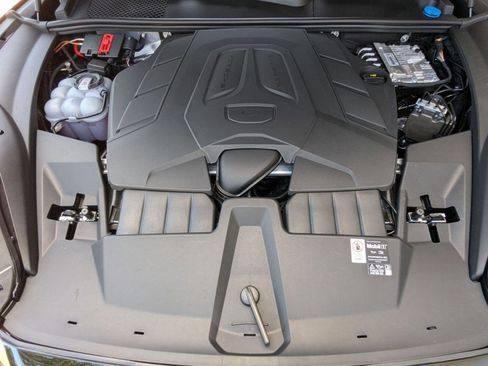 Certified 2025 Porsche Cayenne Coupe image 28