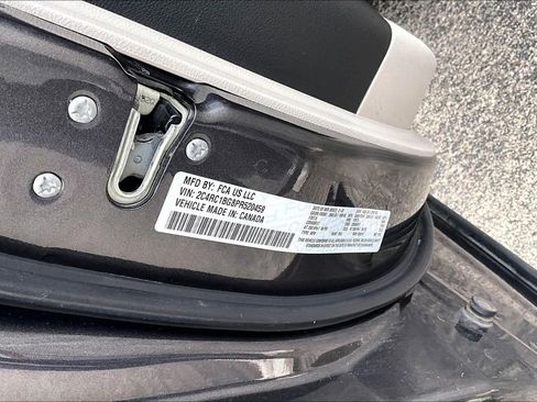 Used 2023 Chrysler Pacifica Touring-L FWD image 18