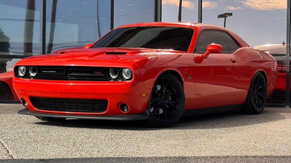 Used 2016 Dodge Challenger R/T Scat Pack w/ Leather Interior Group RWD image 2