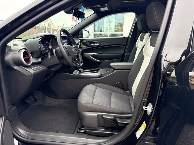 Used 2025 Chevrolet Trax RS w/ Sunroof Package FWD image 13