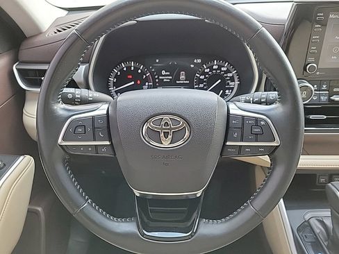 Used 2021 Toyota Highlander XLE AWD/4WD image 21