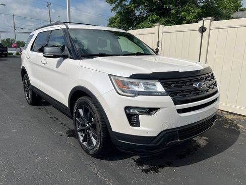 Used 2018 Ford Explorer XLT w/ Equipment Group 202A AWD/4WD image 2