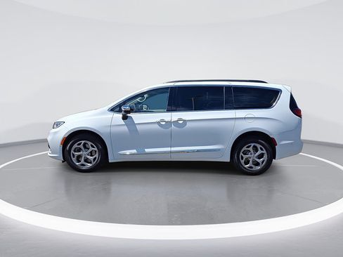 Used 2023 Chrysler Pacifica Limited AWD/4WD image 6