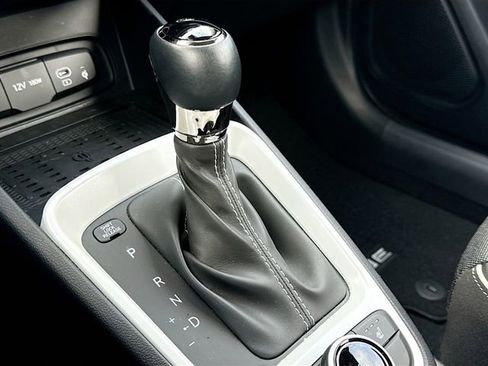 Used 2025 Hyundai Venue Limited image 18