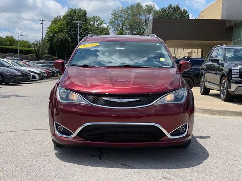 Used 2019 Chrysler Pacifica Touring-L FWD image 2