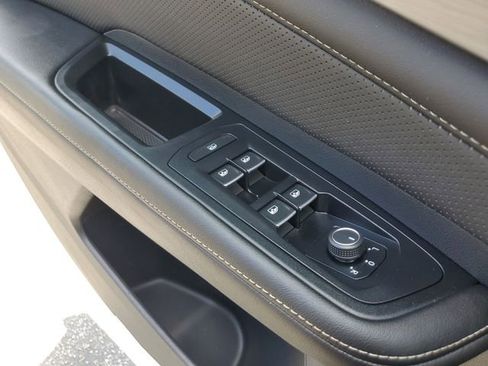 Used 2024 Volkswagen Atlas Cross Sport SE FWD image 30