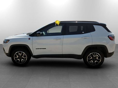 Used 2025 Jeep Compass Trailhawk AWD/4WD image 10