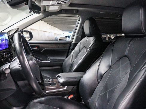 Used 2023 Toyota Highlander Platinum FWD image 19