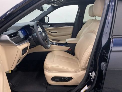 Used 2024 Jeep Grand Cherokee Limited w/ Luxury Tech Group II AWD/4WD image 9